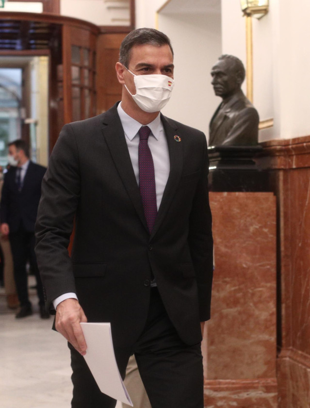 El presidente del Gobierno, Pedro Sánchez, a su llegada a una sesión de control al gobierno en el Congreso de los Diputados, en Madrid, (España).