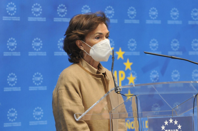La vicepresidenta primera del Gobierno y ministra de Presidencia, Relaciones con las Cortes y Memoria Democrática, Carmen Calvo, durante su reunión con el presidente de la FEMP y alcalde de Vigo, Abel Caballero.