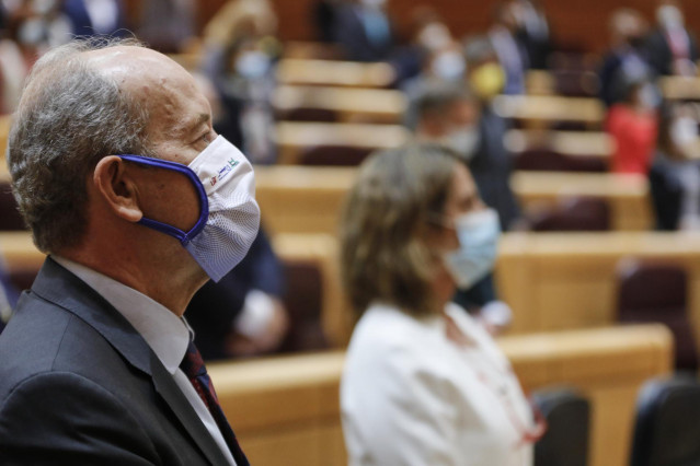El ministro de Justicia, Juan Carlos Campo; y la vicepresidenta cuarta del Gobierno y ministra para la Transición Ecológica y el Reto Demográfico, Teresa Ribera, guardan un minuto de silencio en recuerdo a las últimas víctimas de violencia de género al in