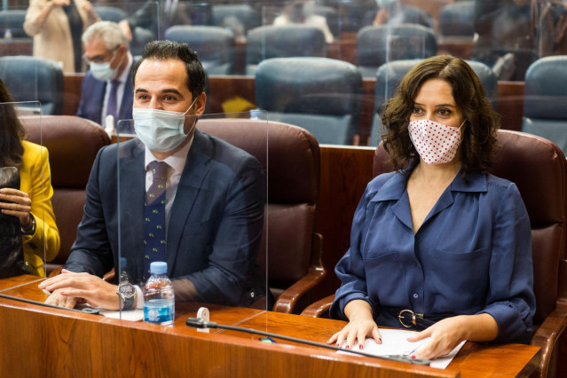 El vicepresidente de la Comunidad de Madrid, Ignacio Aguado; y la presidenta de la Comunidad de Madrid, Isabel Díaz Ayuso, durante una sesión plenaria en la Asamblea de Madrid (España), a 8 de octubre de 2020. Este pleno está marcado, entre otras cuestion