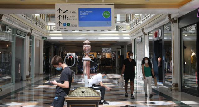 Varias personas pasean por el Centro Plaza Norte 2, La Cúpula de Madrid