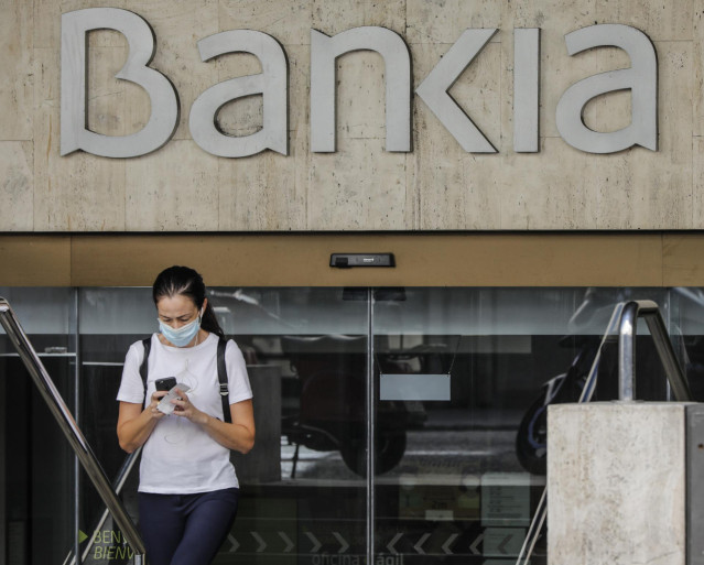 Una mujer sale de la sede de Bankia en Valencia, Comunidad Valenciana (España), a 4 de septiembre de 2020.
