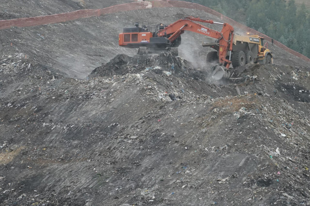 Una excavadora en el vertedero de Zaldibar, Bilbao, Euskadi