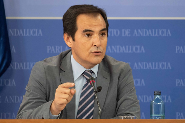 El portavoz parlamentario del PP-A, José Antonio Nieto, en rueda de prensa
