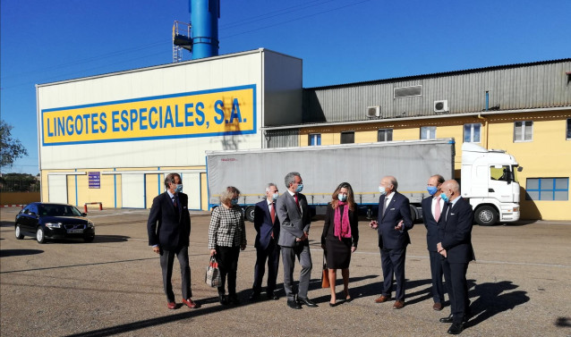 La secretaria de Estado de Comercio en el centro de la imagen en su visita a Lingotes Especiales