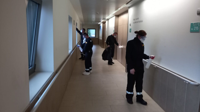 Militares de la Unidad Militar de Emergencias (UME) en la desinfección del centro hospitalario Benito Menni en Elizondo (Navarra)