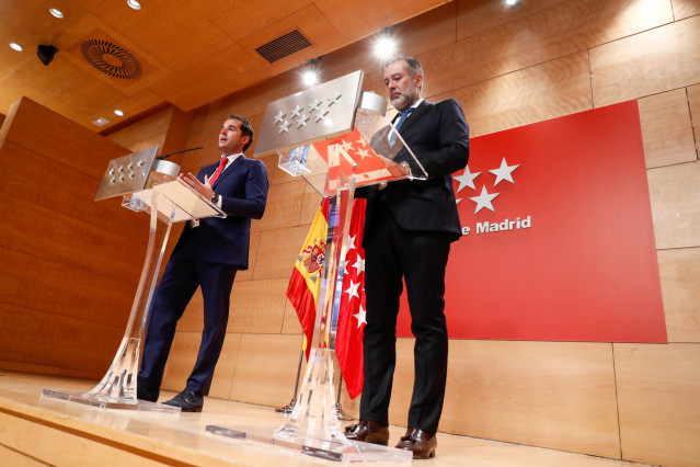 El vicepresidente, consejero de Deportes, Transparencia y portavoz, Ignacio Aguado; y el consejero de Justicia, Interior y Víctimas, Enrique López, comparecen en rueda de prensa en la Casa Real de Correos