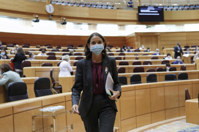 La ministra de Industria, Comercio y Turismo, Reyes Maroto, a su salida de una sesión de control al Gobierno en la Cámara Alta, en Madrid (España), a 6 de octubre de 2020. Durante el pleno, el Gobierno contesta a cuestiones relacionadas con la labor del R