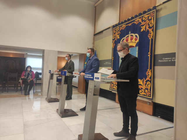 Adrián Barbón, en el centro