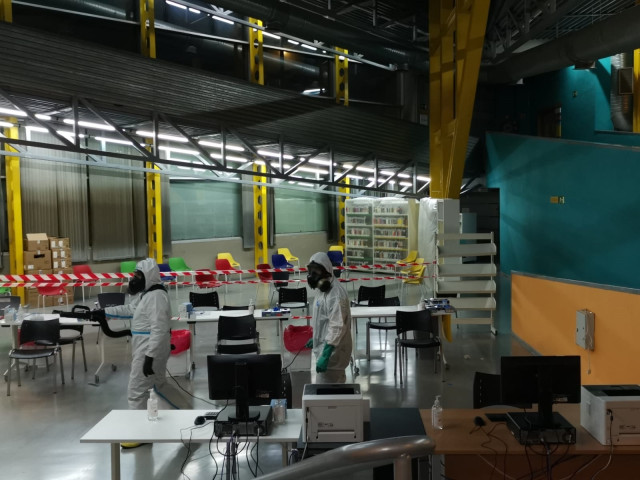Militares de la UME en la desinfección de la biblioteca Miguel Hernández, en Vallecas