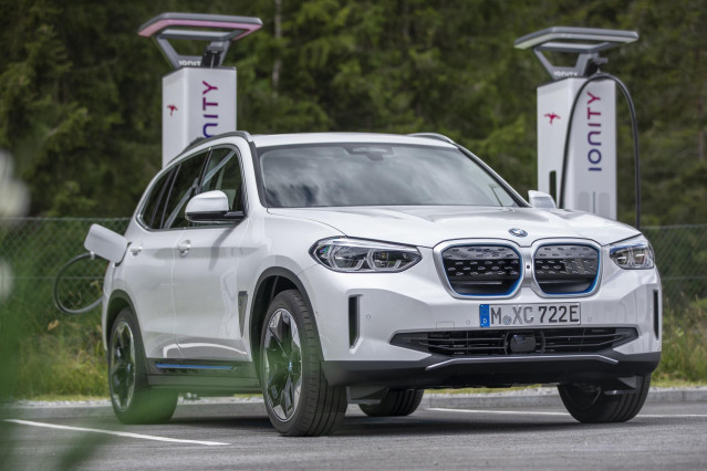 Vehículo eléctrico de BMW recargando.