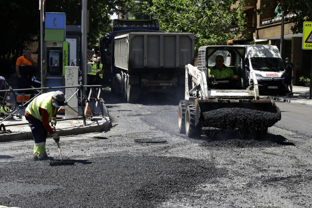 Varios operarios trabajan en la renovación del pavimento en Madrid