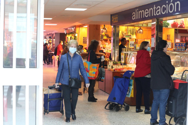 Gran afluencia de personas en un mercado de Moratalaz (Madrid)