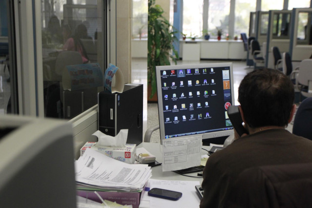 Un empleado en una oficina.