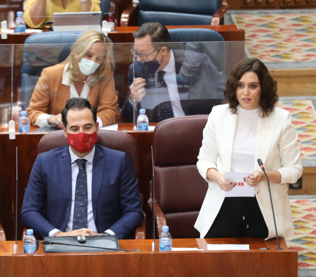 La presidenta de la Comunidad de Madrid, Isabel Díaz Ayuso, interviene en una sesión plenaria en la Asamblea de Madrid