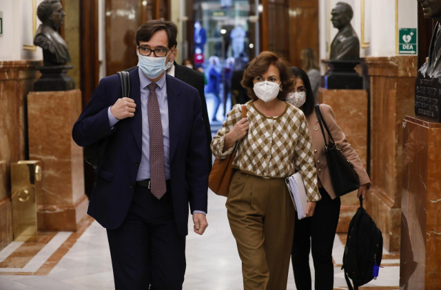 El ministro de Sanidad, Salvador Illa; y la vicepresidenta primera del Gobierno, Carmen Calvo, a su llegada a una sesión plenaria en el Congreso de los Diputados, en Madrid, (España), a 15 de octubre de 2020. Esta sesión se centrará, entre otras cuestione