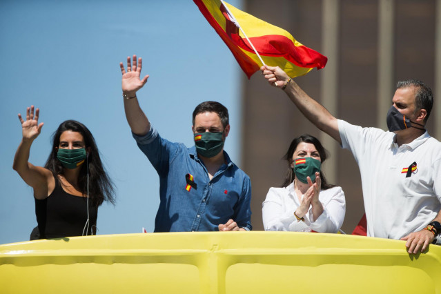 El presidente de Vox, Santiago Abascal, junto a Javier Ortega Smith y Rocío Monasterio