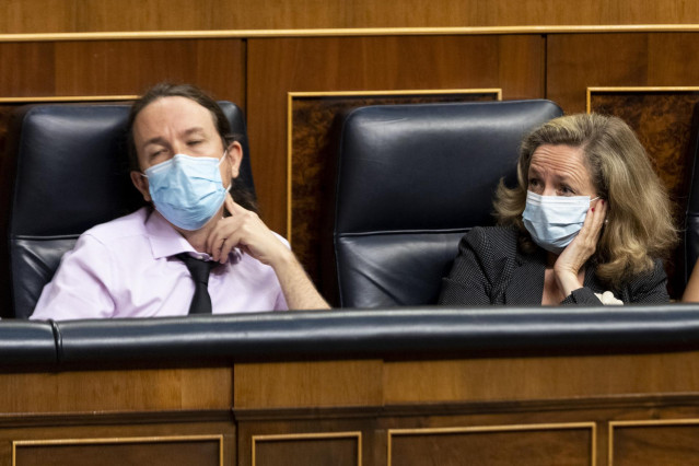 Los vicepresidentes segundo y tercero del Gobierno, Pablo Iglesias y Nadia Calviño.