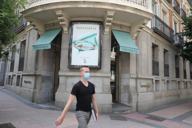 Un hombre pasa junto a la entrada de la tienda Tiffany de la calle José Ortega y Gasset, 10 de Madrid
