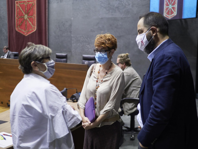 (I-D) La parlamentaria de I-E Marisa de Simón, la parlamentaria de EH Bildu Bakartxo Ruiz y el del PSN Ramón Alzórriz, en el Parlamento de Navarra.