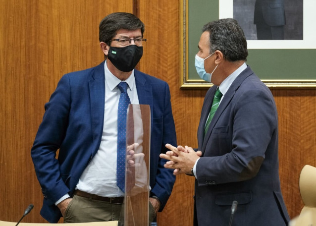 El vicepresidente de la Junta de Andalucía, Juan Marín, conversa con el presidente de la Comisión de Turismo, Regeneración, Justicia y Administración Local, Carlos Hernández.