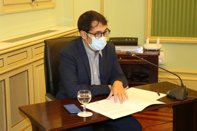 El conseller de Modelo Económico, Turismo y Trabajo, Iago Negueruela, en la Comisión de Turismo y Trabajo del Parlament.
