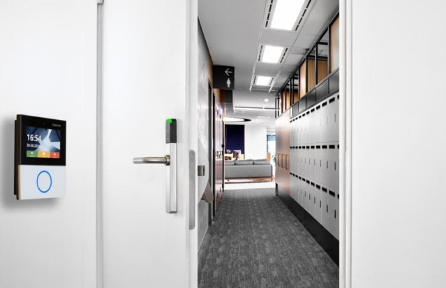 Puerta con acceso de seguridad de Salto Systems