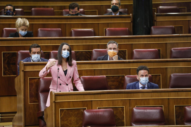 La presidenta de Ciudadanos, Inés Arrimadas, interviene durante una sesión de control al Gobierno en el Congreso de los Diputados.