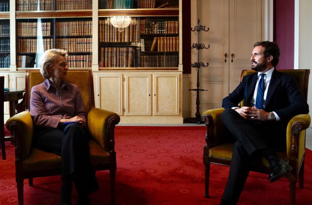 El presidente del PP, Pablo Casado, junto a la presidenta de la Comisión Europea, Ursula von der Leyen. En Bruselas, 15 de octubre de 2020.