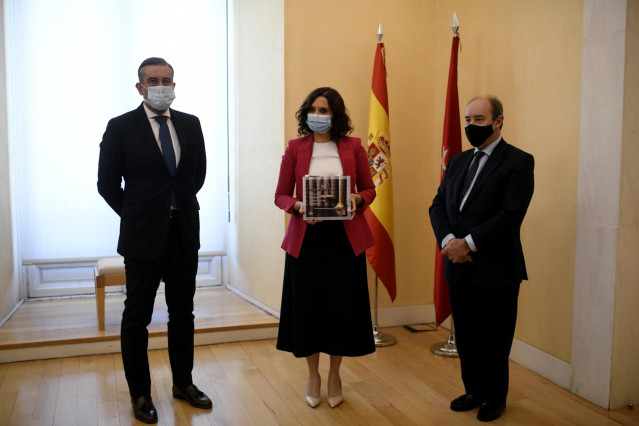 El consejero de Justicia, Interior y Víctimas de la Comunidad de Madrid, Enrique López (i) con la presidenta de la Comunidad de Madrid, Isabel Díaz Ayuso (c).