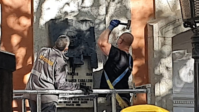 Operarios retiran la placa dedicada a Largo Caballero en la casa en la vivió, en Chamberí.