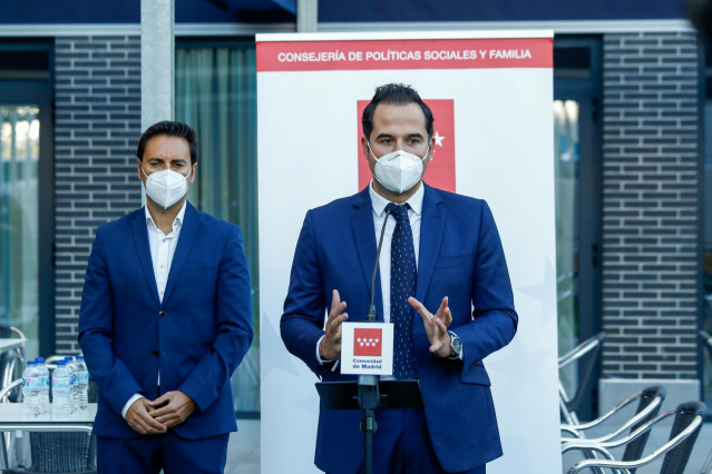 El vicepresidente del Gobierno regional, Ignacio Aguado (d), y el  consejero de Políticas Sociales, Familias, Igualdad y Natalidad, Javier Luengo (i), ofrecen declaraciones a los medios de comunicación durante su visita a las instalaciones de la primera R