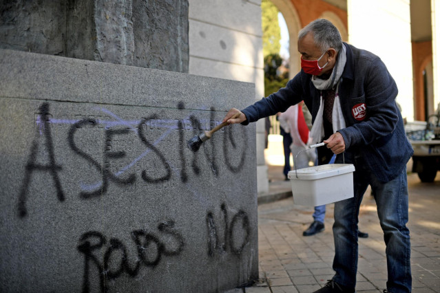 El secretario general de UGT, Pepe Álvarez, participa en la limpieza de la estatua de Francisco Largo Caballero, situada en Nuevos Ministerios, en Madrid (España), a 16 de octubre de 2020.