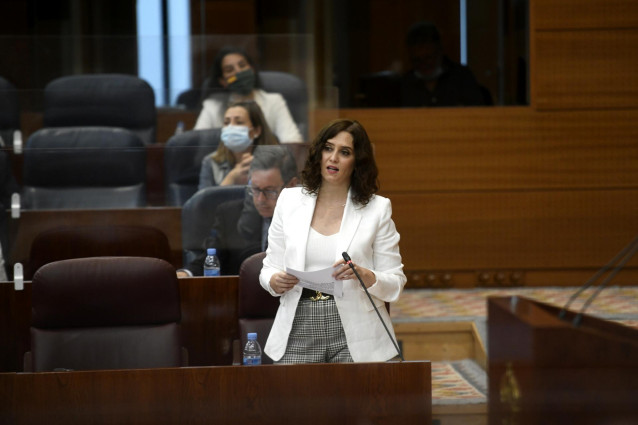 La presidenta de la Comunidad de Madrid, Isabel Díaz Ayuso, responde a una pregunta durante una sesión de control al Gobierno en la Asamblea de Madrid (España), a 9 de julio de 2020. Entre otras cuestiones, el pleno debate una iniciativa de Vox para que A