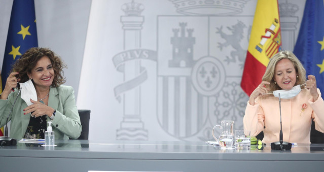 La ministra portavoz y de Hacienda, María Jesús Montero (i), y la vicepresidenta y ministra de Asuntos Económicos y para la Digitalización, Nadia Calviño.