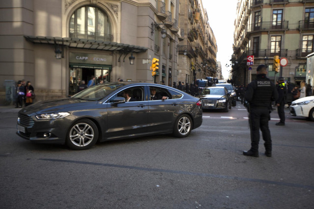 El coche oficial del presidente del Gobierno, Pedro Sánchez, escoltado por otros dos coches