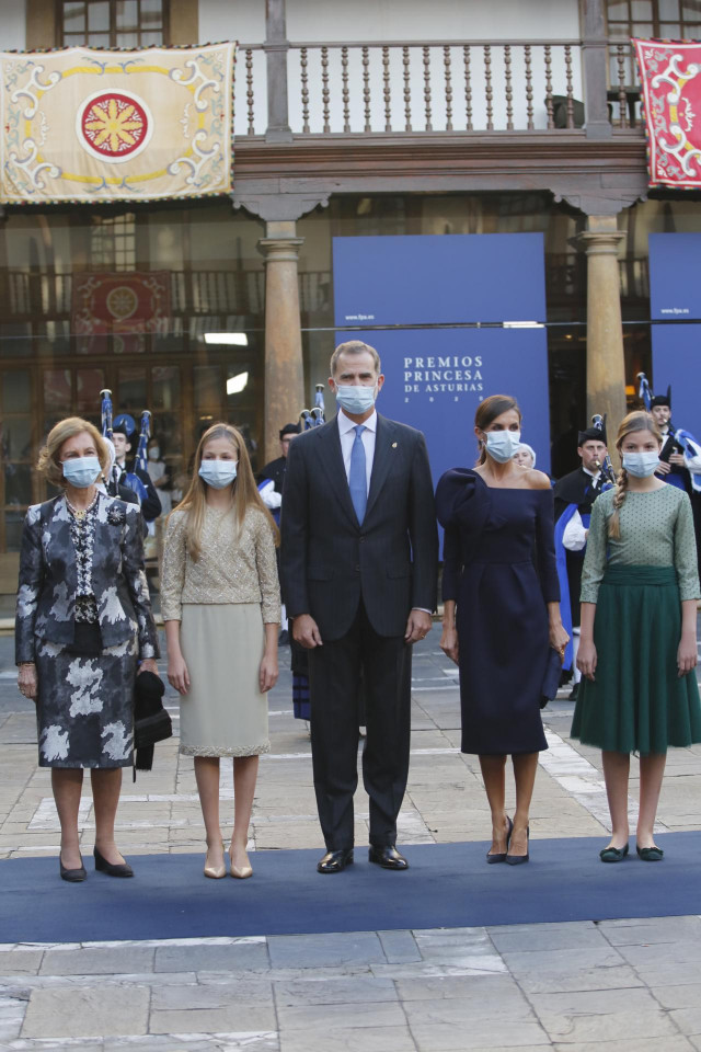 (I-D) Doña Sofía; la Princesa Leonor; los Reyes Felipe y Letizia; y la Infanta Doña Sofía, posan en una fotografía a su llegada al acto de entrega de los Premios Princesa de Asturias 2020, en el Hotel de la Reconquista, Oviedo, Asturias (España), a 16 de