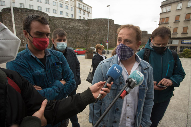 El presidente del comité de empresa de la planta de Alcoa en San Cibrao, José Antonio Zan (d), atiende a los medios, en Lugo, Galicia (España) a 15 de octubre de 2020.