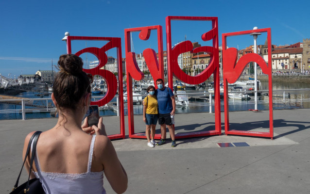Turistas con mascarilla  en Gijón  durante el verano de la pandamia del covid 19. Gijón  a 25 de agosto del 2020