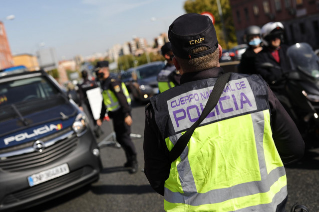 Agentes de la Policía Nacional desplegados en Madrid en los controles por el estado de alarma por la COVID-19