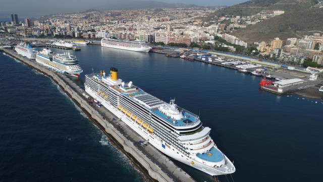 CRUCEROS EN EL PUERTO DE SANTA CRUZ DE TENERIFE