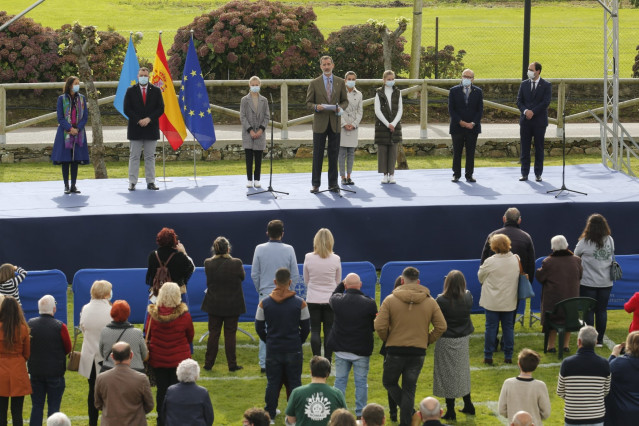 El Rey Felipe VI pronuncia su discurso durante el acto de entrega del Premio al Pueblo Ejemplar a la parroquia praviana de Somao.