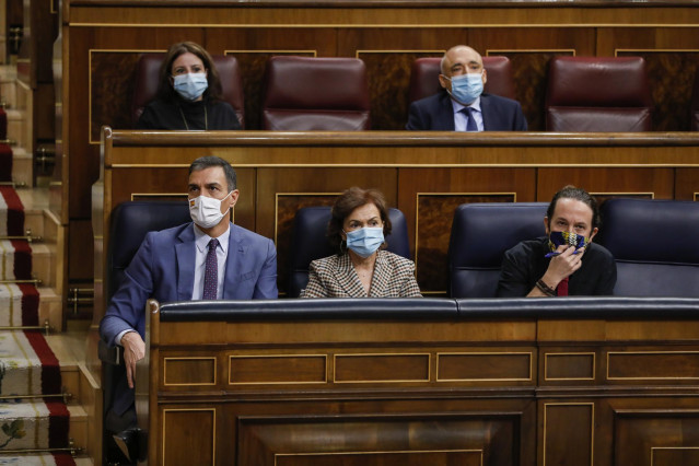 El presidente del Gobierno, Pedro Sánchez; la vicepresidenta primera del Gobierno, Carmen Calvo; y el vicepresidente segundo del Gobierno, Pablo Iglesias, en el Congreso