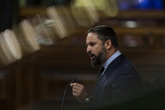 El presidente de Vox, Santiago Abascal, interviene desde la tribuna en una sesión plenaria en el Congreso.