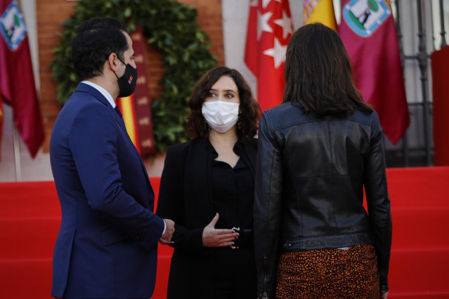 La presidenta de la Comunidad de Madrid, Isabel Díaz Ayuso (c), habla con el vicepresidente de la Comunidad de Madrid, Ignacio Aguado