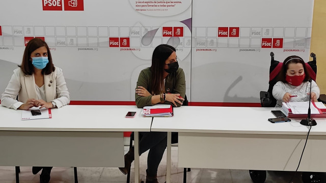 Esther Peña, secretaria del PSOE de Burgos, Nuria Rubio, coordinarora de Familia del PSCyL, y Noelia Frutos, procuradora del PSOE por Burgos.