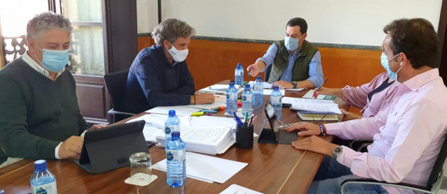 El presidente de la Junta de Andalucía, Juanma Moreno, en una reunión con su equipo de trabajo el fin de semana previo a su primer Debate sobre el estado de la Comunidad como presidente.