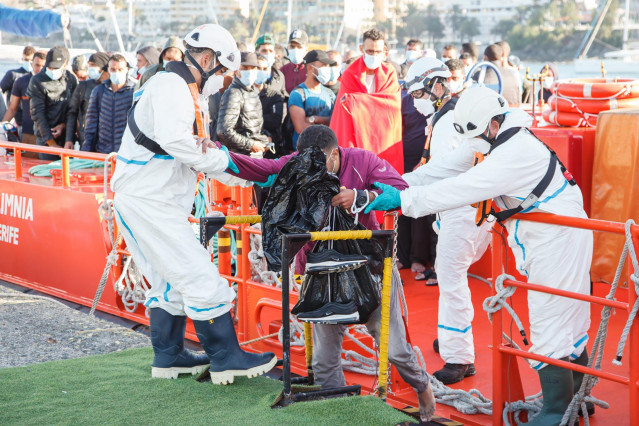 Trabajadores de Cruz Roja ayudan en el Muelle de Arguineguín a trasladar a migrantes que han interceptado en aguas canarias