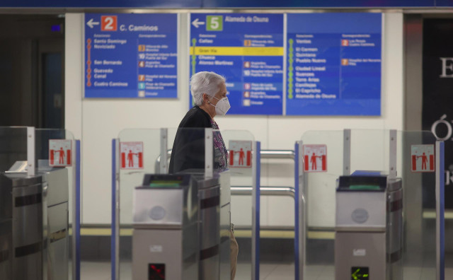 Una mujer camina por las instalaciones del metro de Ópera, en Madrid (España), 9 de octubre de 2020.