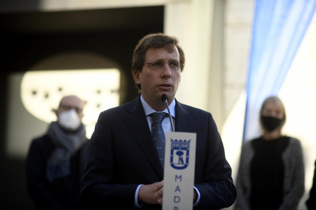 El alcalde de Madrid, José Luis Martínez-Almeida, durante su intervención tras descubrir una placa en homenaje a Gistau en la biblioteca municipal del distrito de Salamanca